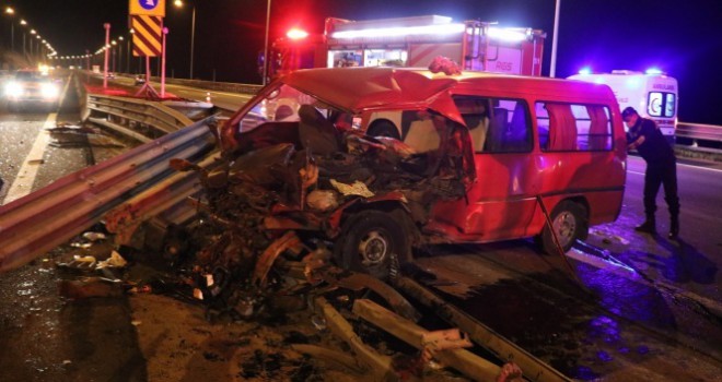 TEM'de bariyerlere çarpan minibüs hurdaya döndü: 7 yaralı