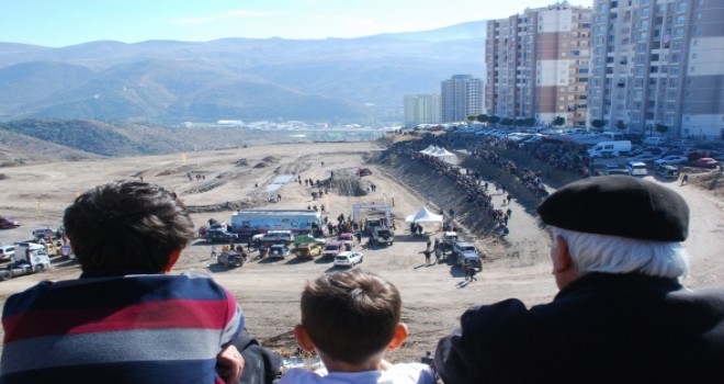 Bir şehir oraya akın etti! dağ taş doldu taştı...