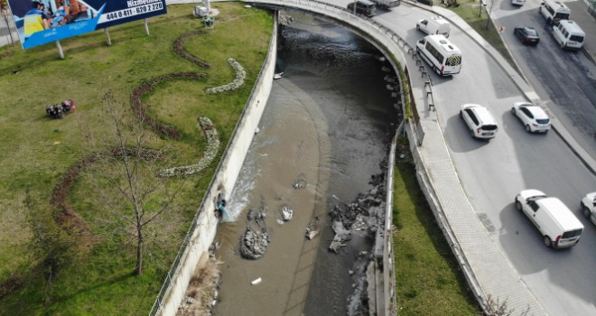 Esenyurt'ta Haramidere kanalına karışan fabrika atıkları çevreyi kirletiyor