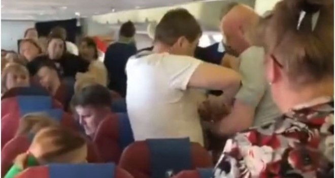  Rusya'da uçakta olay çıkaran yolcuya ‘bantlı' müdahale