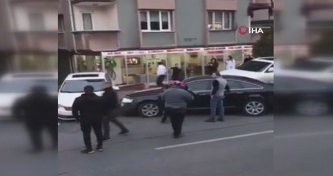  Sinirli sürücü otoparkın önünü kapatan araca defalarca böyle çarptı