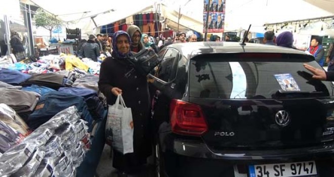 Sultangazi'de pazar ortasında otomobil engeli