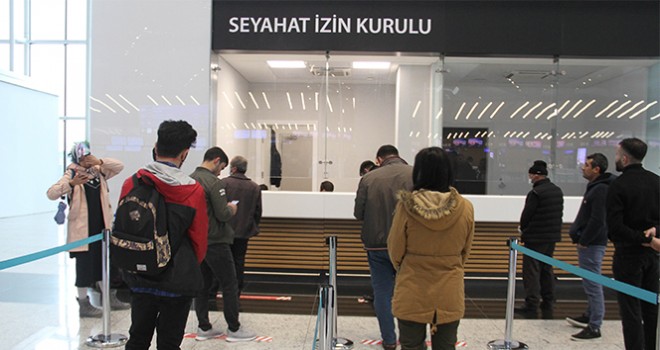 İstanbul Havalimanı'nda yolcular seyahat izin belgesi için başvuruyor