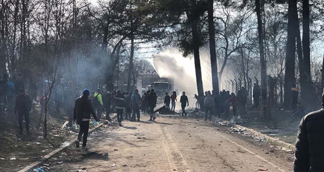 Yunanistan, sığınma başvurularını bir ay askıya aldı