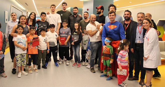 Basketbolculardan çocuk hastalara anlamlı ziyaret