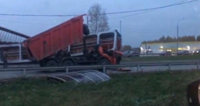 Rusya'da dikkatsiz kamyon sürücüsü canından oldu