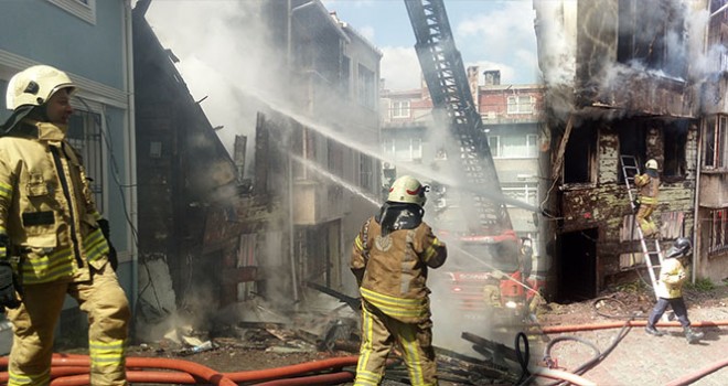 Beyoğlu'nda 3 katlı metruk bina böyle çöktü
