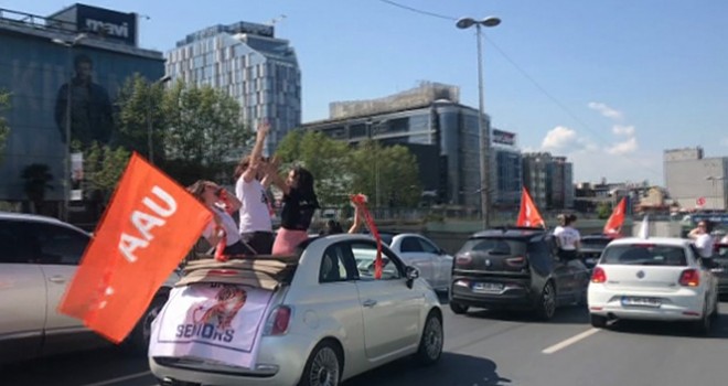 İstanbul'da lise öğrencilerinin lüks araçlarla tehlikeli mezuniyet kutlaması kamerada