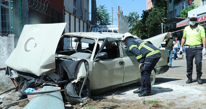 Freni patlayan otomobil sağlık ocağı bahçesine uçtu: 2'si çocuk 5 yaralı