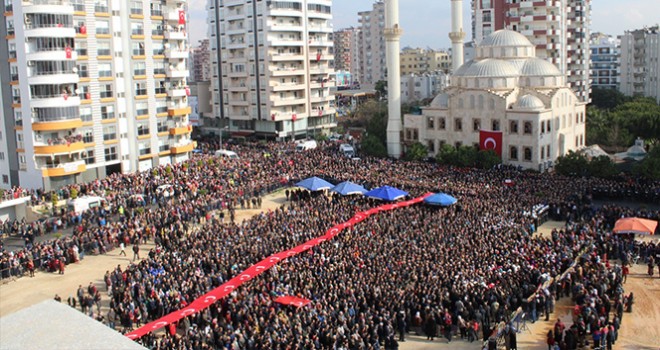 Binlerce kişi şehidin evinin önünde toplandı