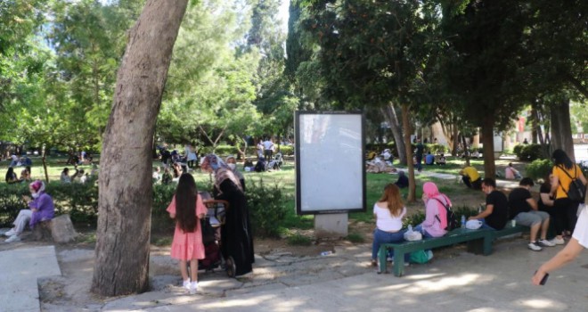 Lokantalar kapalı olunca cami bahçeleri açık hava lokantasına döndü