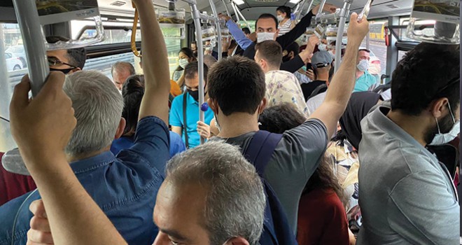 Metrobüs duraklarında sosyal mesafe unutuldu