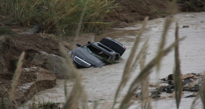  Sular çekildi, sele kapılan otomobiller ortaya çıktı!