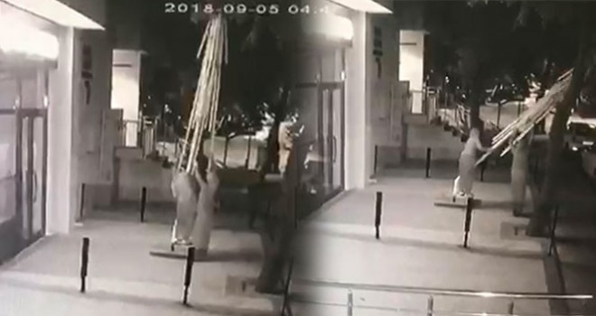 İstanbul’da dev şemsiyeyi halterci gibi kaldırıp çalan kadın hırsızlar kamerada