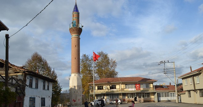 Camisiz minareyi görenler şaşırıyor