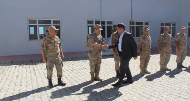 AK Partili il başkanı,  askeri törenle karşılandı