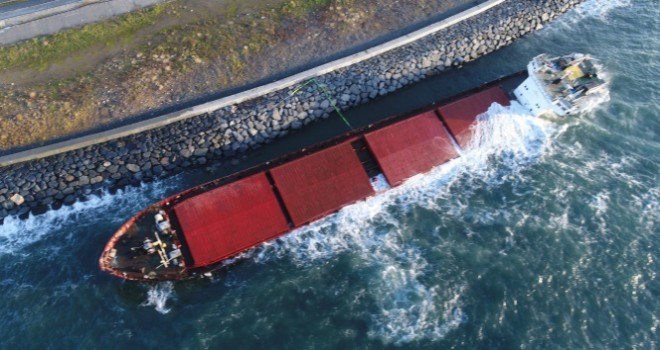 Zeytinburnu'nda karaya oturan 108 metrelik gemi yan yattı