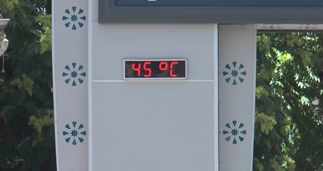 Termometre 45 dereceyi gördü, vatandaşlar parklara koştu