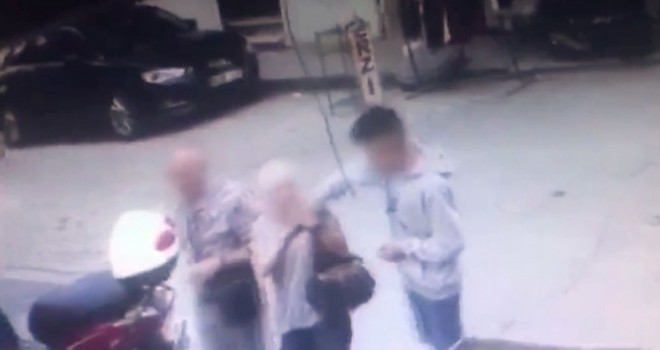 Fatih'te yaşlı turistleri hedef alan kapkaççı kamerada