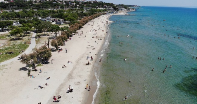 Halk plajındaki sosyal mesafesiz yoğunluk havadan görüntülendi