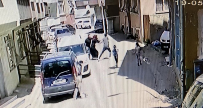 İstanbul'da dehşet anları kamerada: Ev sahibi kiracısını bıçakladı