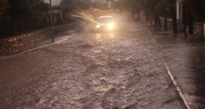 Bodrum'da cadde ve sokaklar göle döndü