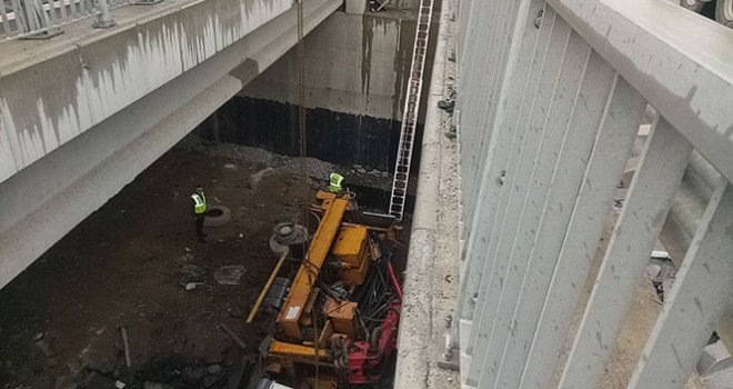 beton blok düştü, işçiler altında kaldı