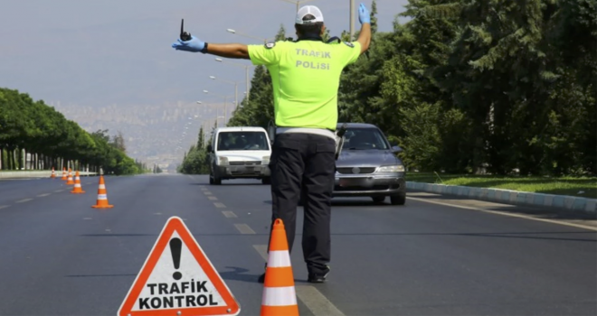 Ağrı'da şüpheli araçtan sahte para ve silahlar çıktı