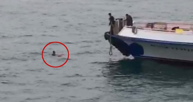 Karaköy'de denize düşen bir şahısın kurtarılma anları kamerada