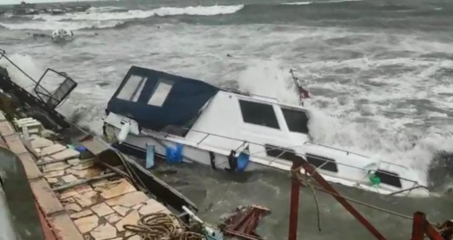 İzmir'de fırtına etkili oluyor: Dikili'de tekneler battı