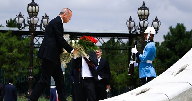 Cumhurbaşkanı Erdoğan, Şehitler Anıtı'na çiçek bıraktı