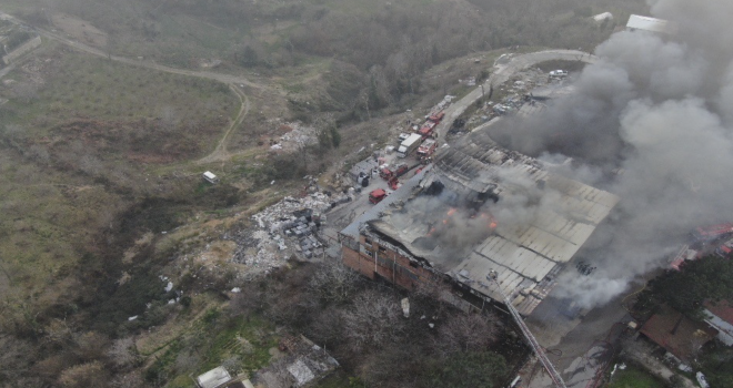 Beykoz’da fabrika yangını: Ekiplerin yangına müdahalesi sürüyor