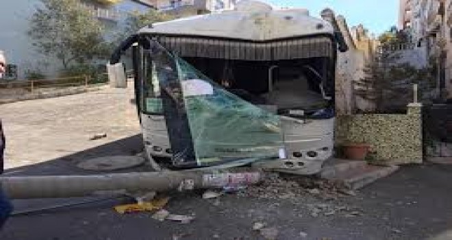 İzmir'de korku dolu anlar: Freni boşalan midibüs dehşet saçtı