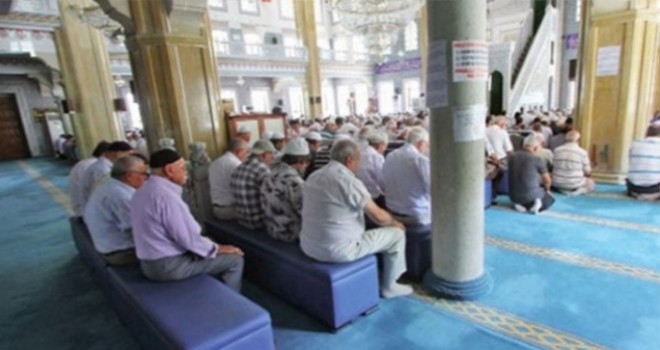  Camilerde tabure ve sandalye üzerinde namaz kılma devri kapandı