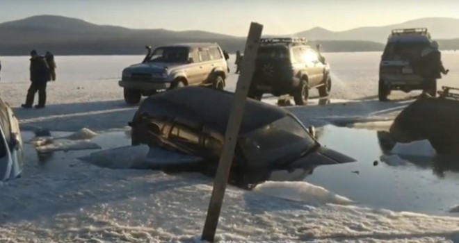  Rusya'da buz tabakası kırıldı, 45 araç suya battı