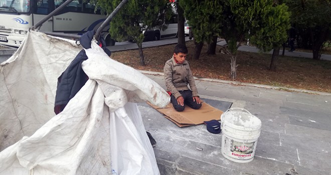 Kağıt toplayan Suriyeli çocuğun sokakta namaz kıldığı görüntüler duygulandırdı