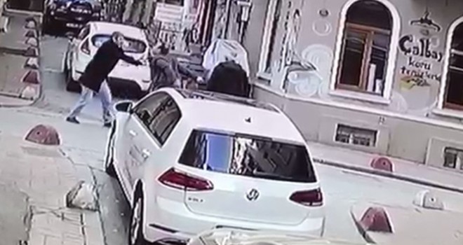 Beyoğlu'nda bıçaklı kavga kamerada