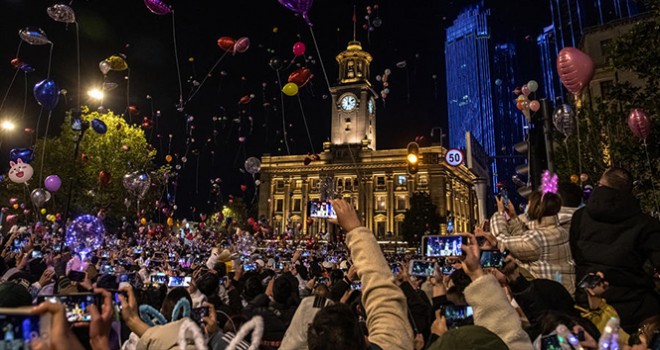 Wuhan'da halk yılbaşında kent merkezini doldurdu