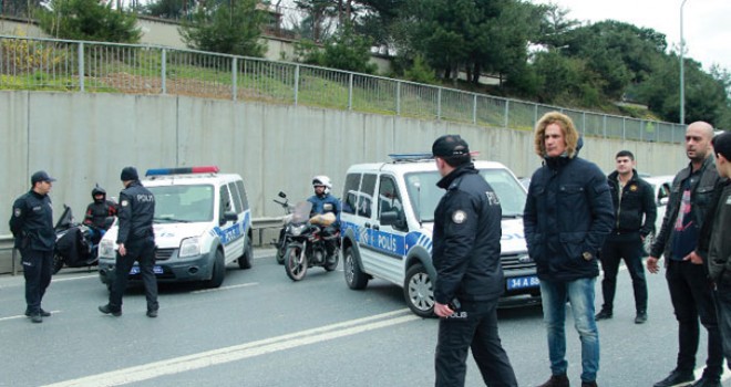 İstanbul'da hareketli dakikalar! Yol tamamen trafiğe kapatıldı