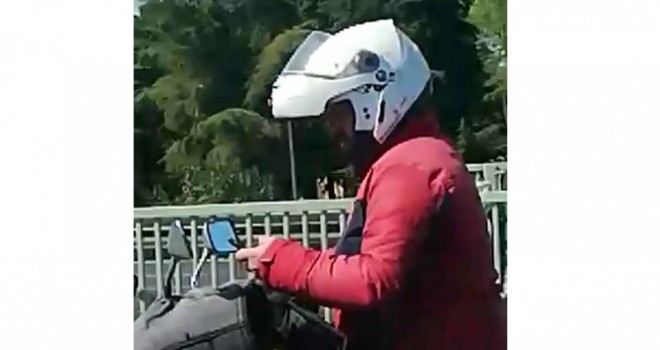 Seyir halinde cep telefonu kullanan motosikletli tehlike saçtı