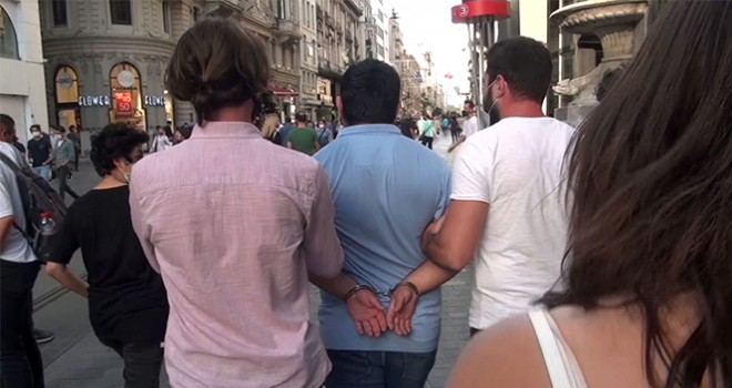 Taksim'de genç kadını takip eden kişi güven timlerince yakalandı