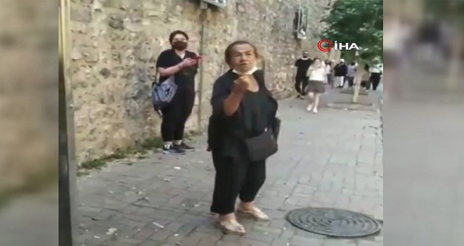 Beşiktaş'ta yolda yürüyen başörtülü kadınlara hakaret