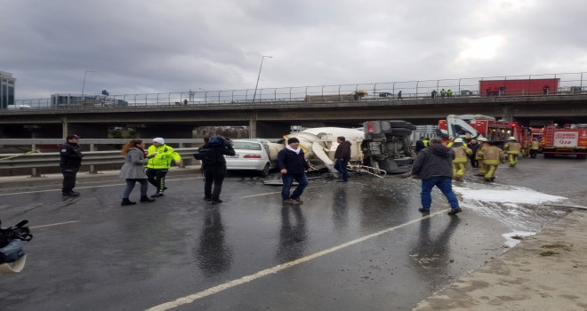  Beton mikseri otomobilin üzerine devrildi