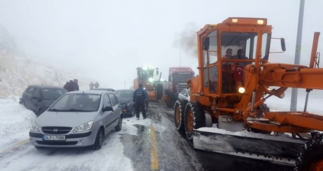 Kar esareti erken geldi, 15 araç kaza yaptı!