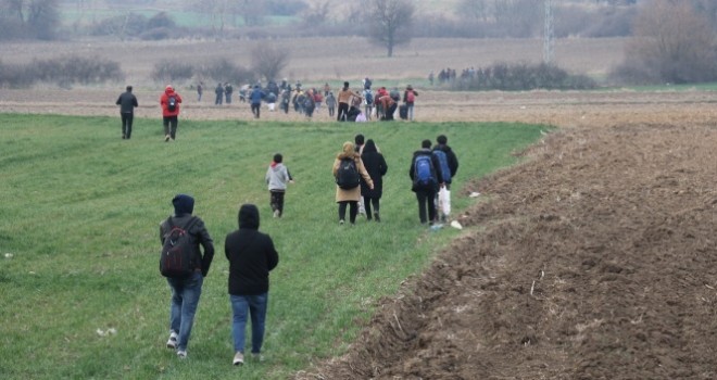  Mülteciler akın akın gitmeye başladı