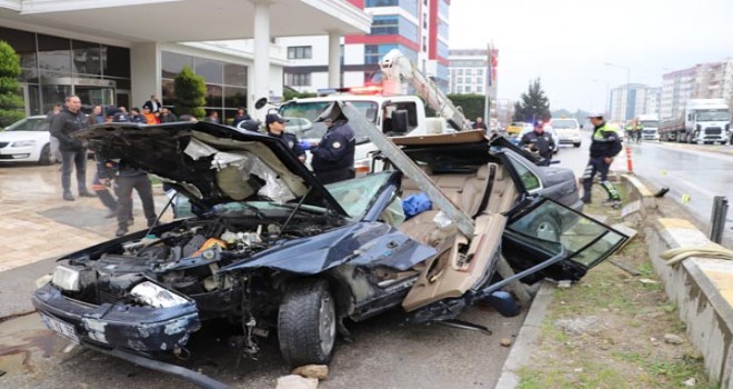 Denizli'de feci kaza! Bariyer sürücünün karnına saplandı.