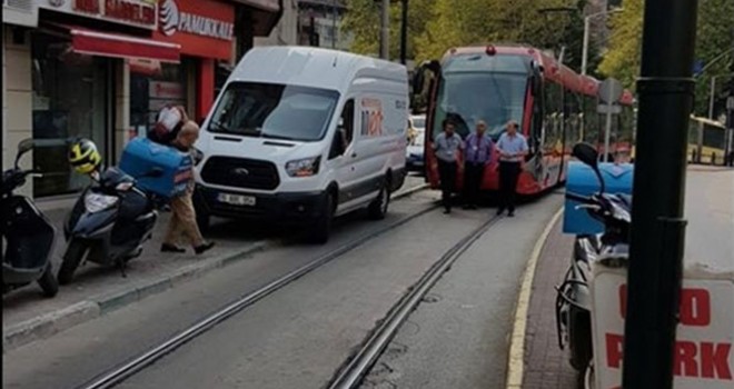 Tramvay dakikalarca minibüsü bekledi