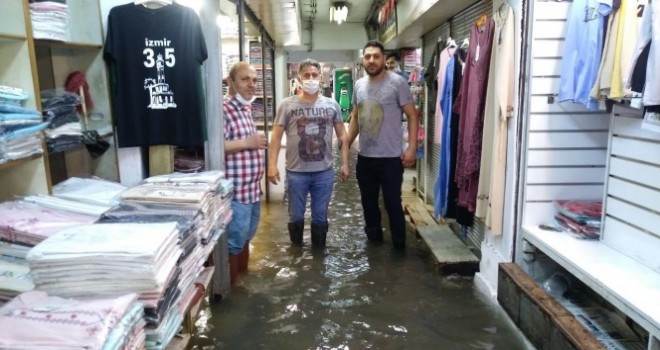 İzmir'de yağış hayatı felç etti, caddeler göle döndü