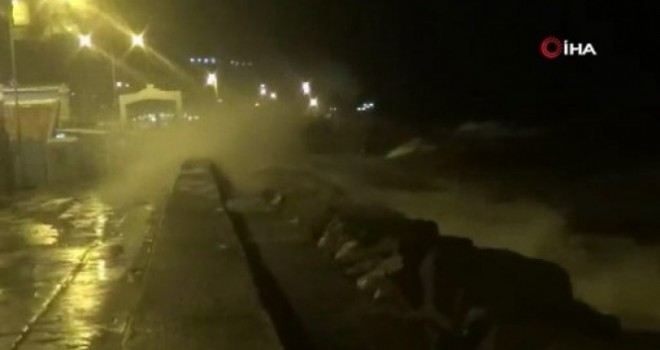  İstanbul'da şiddetli lodos seferleri iptal ettirdi