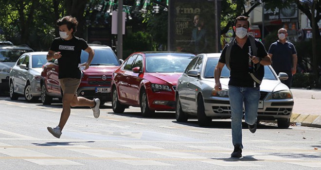 Yanlış okula giden öğrenciyi sınava polis memuru koşarak yetiştirdi